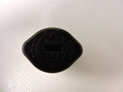 Ucpávka víka motoru OCTAVIA II. 1,8 TSI, ORIGINAL 06H115418P